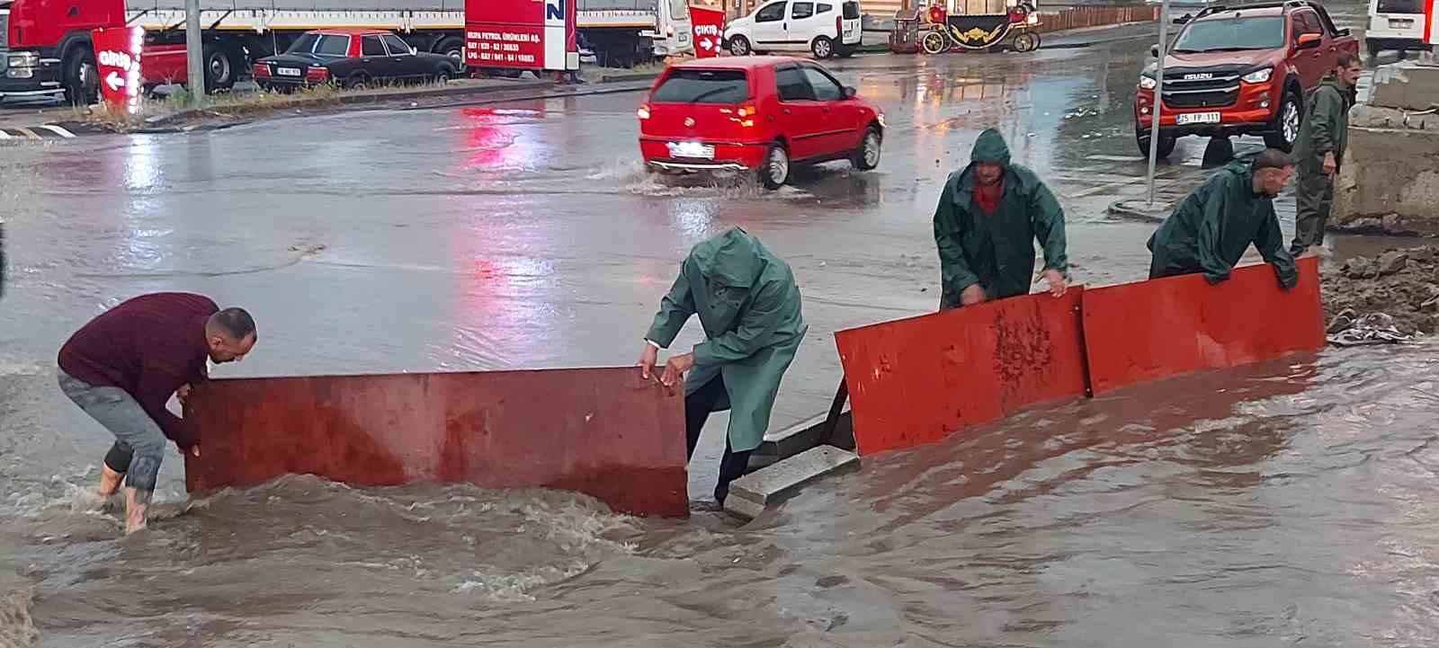 Erzurum’da sağanak hayatı durma noktasına getirdi
