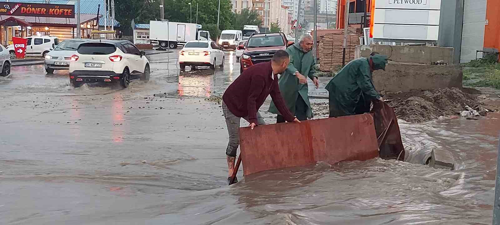 Erzurum’da sağanak hayatı durma noktasına getirdi
