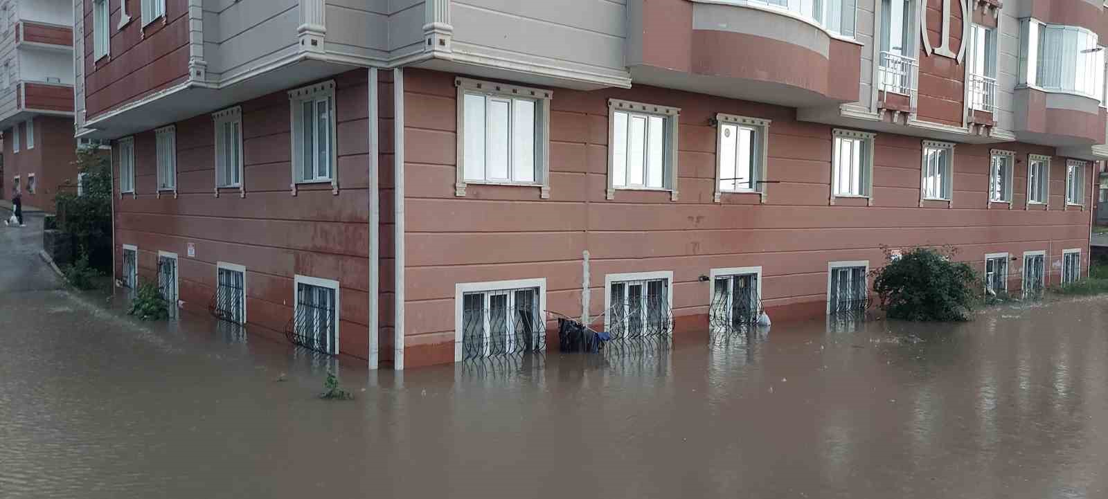 Erzurum’da sağanak hayatı durma noktasına getirdi
