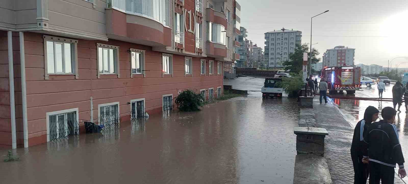 Erzurum’da sağanak hayatı durma noktasına getirdi
