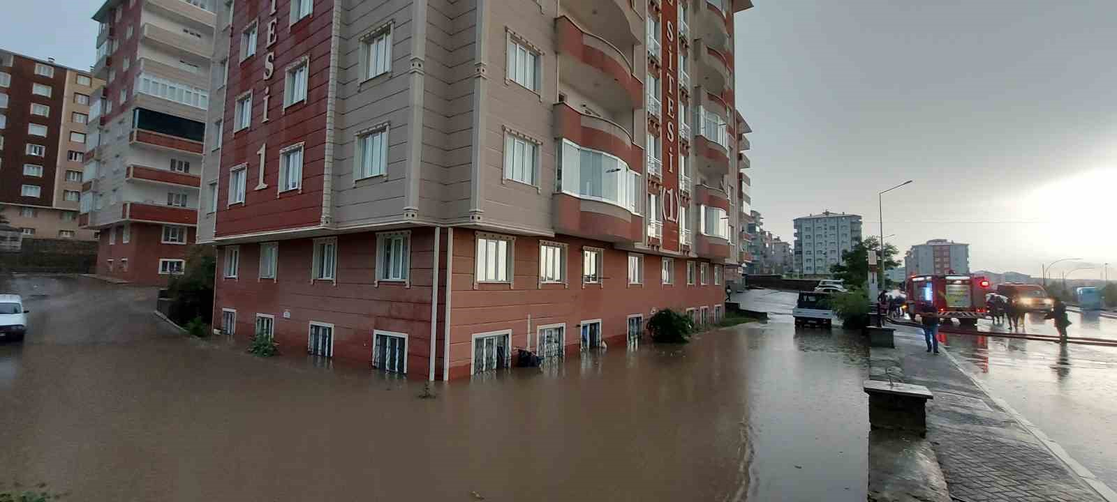 Erzurum’da sağanak hayatı durma noktasına getirdi
