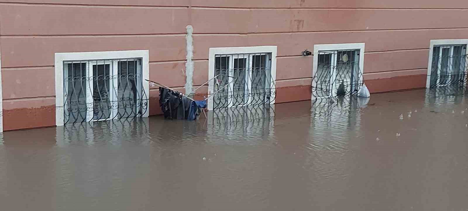 Erzurum’da sağanak hayatı durma noktasına getirdi
