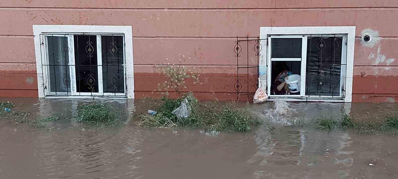 Erzurum’da sağanak hayatı durma noktasına getirdi
