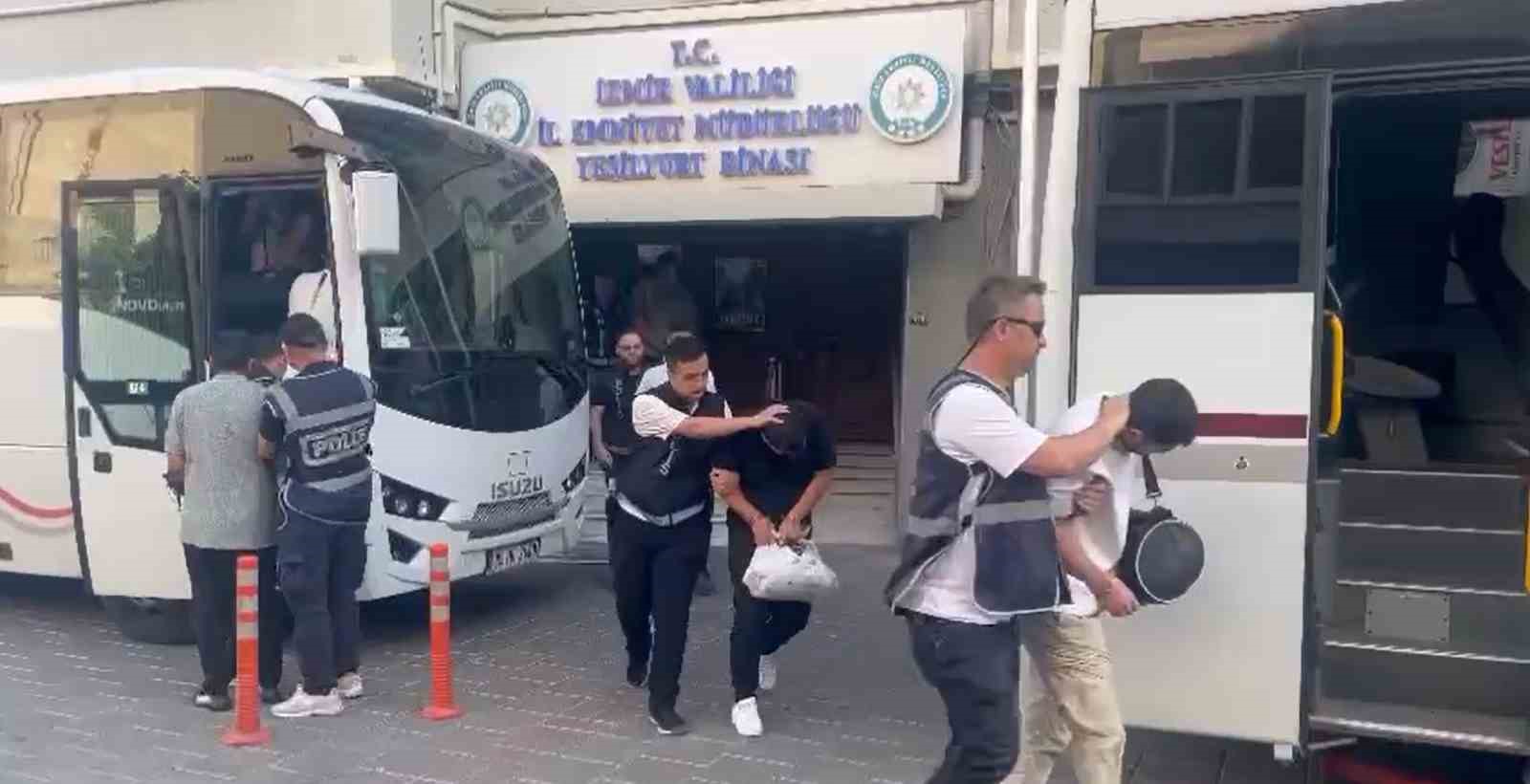 İzmir merkezli ’Paket Operasyonu’nda 32 tutuklama
