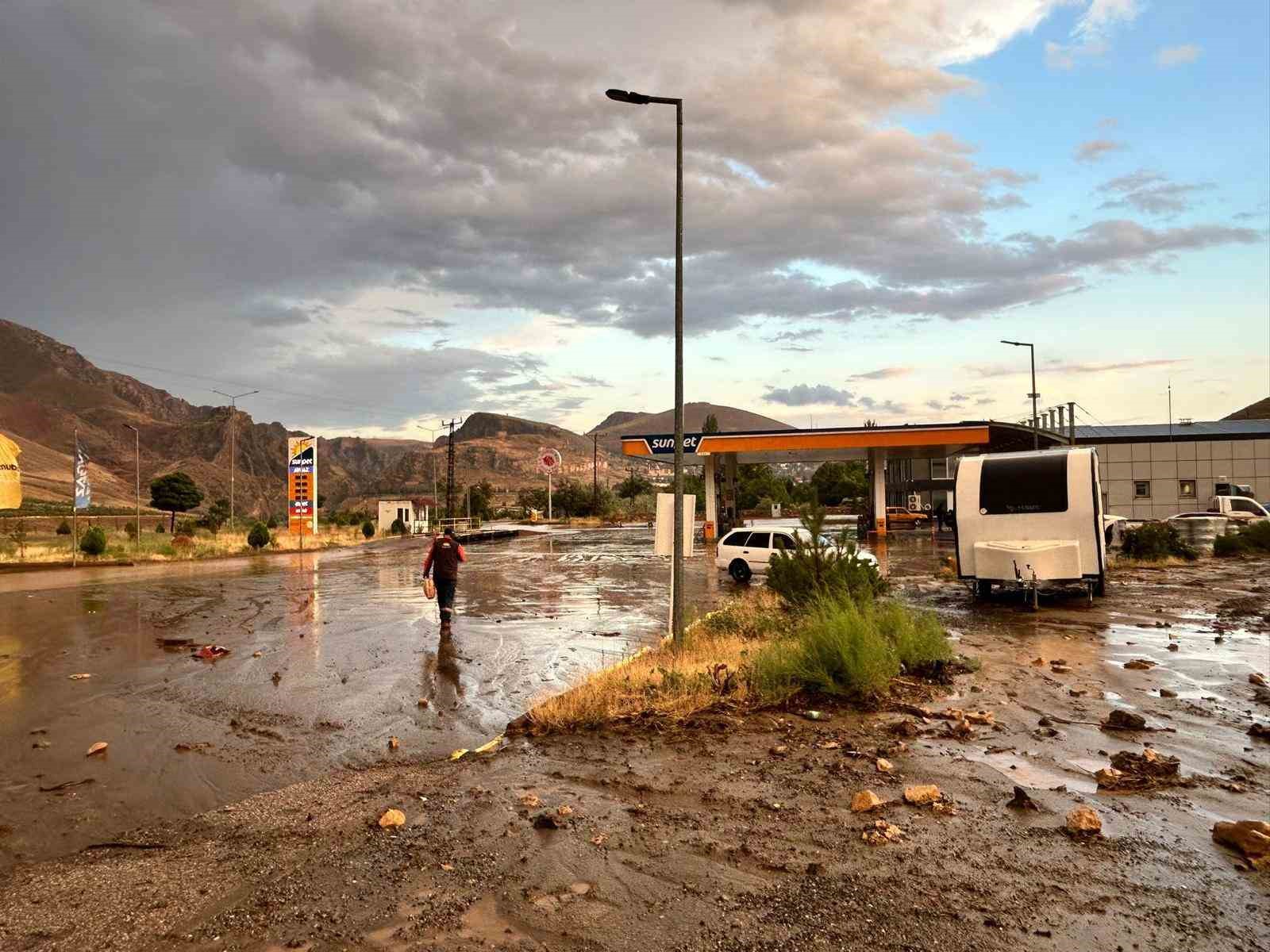 Sivas’ta sağanak sonrası cadde ve sokaklar göle döndü
