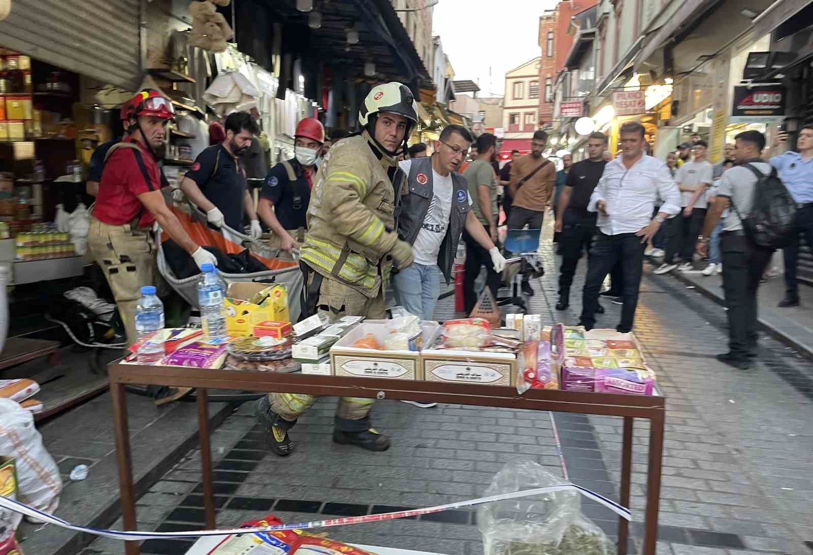 Fatih’te arızalanan yük asansörüne başı sıkışan işçi hayatını kaybetti
