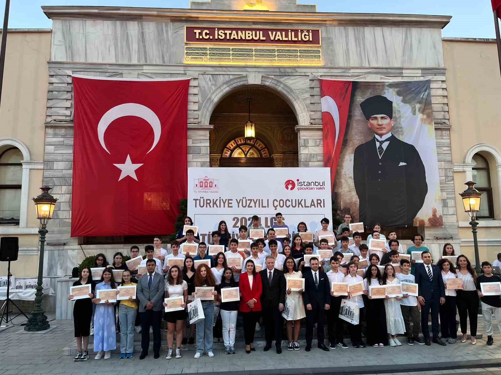 İstanbul Valisi Gül, LGS Türkiye birincilerini ağırladı
