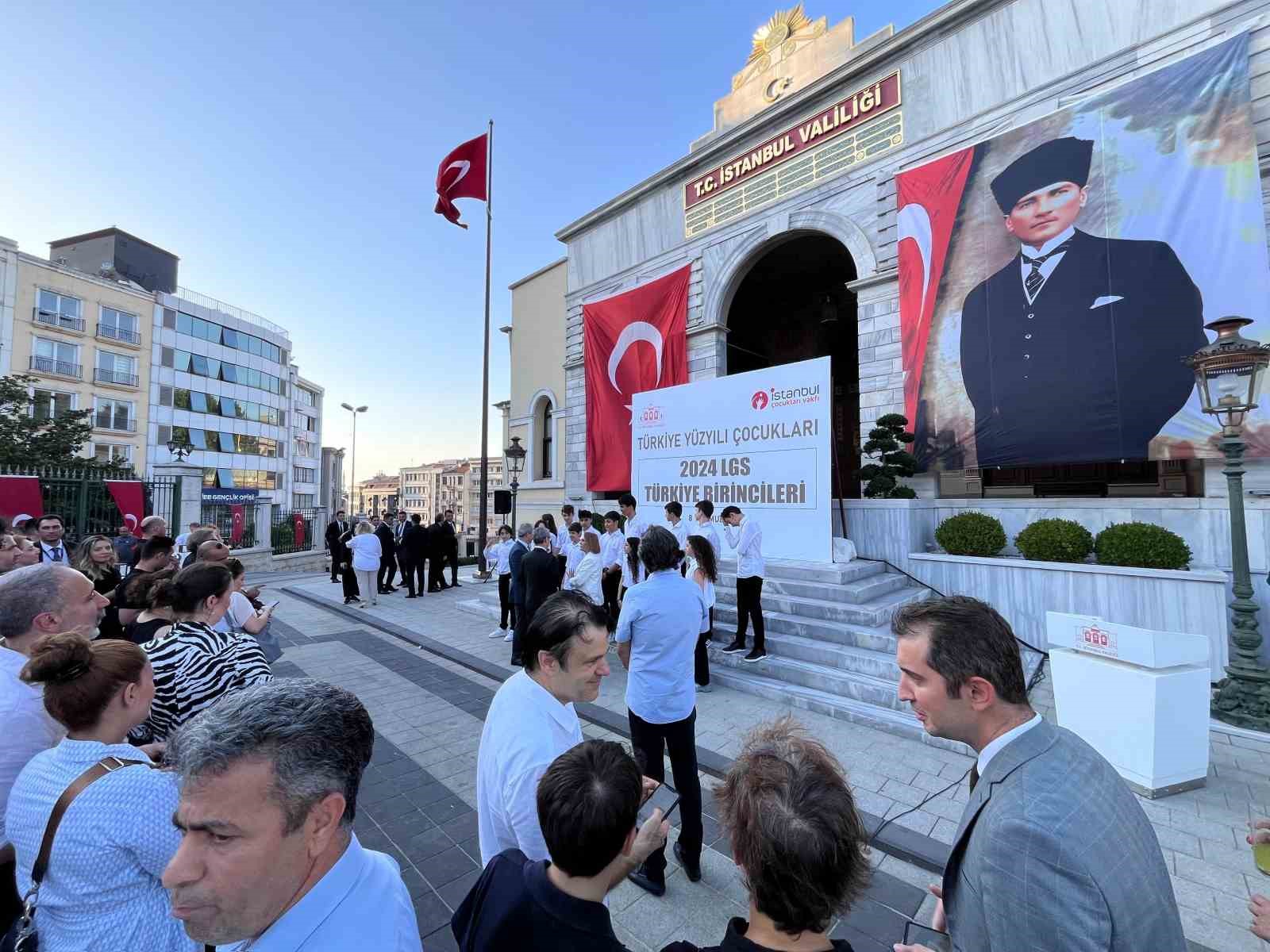 İstanbul Valisi Gül, LGS Türkiye birincilerini ağırladı
