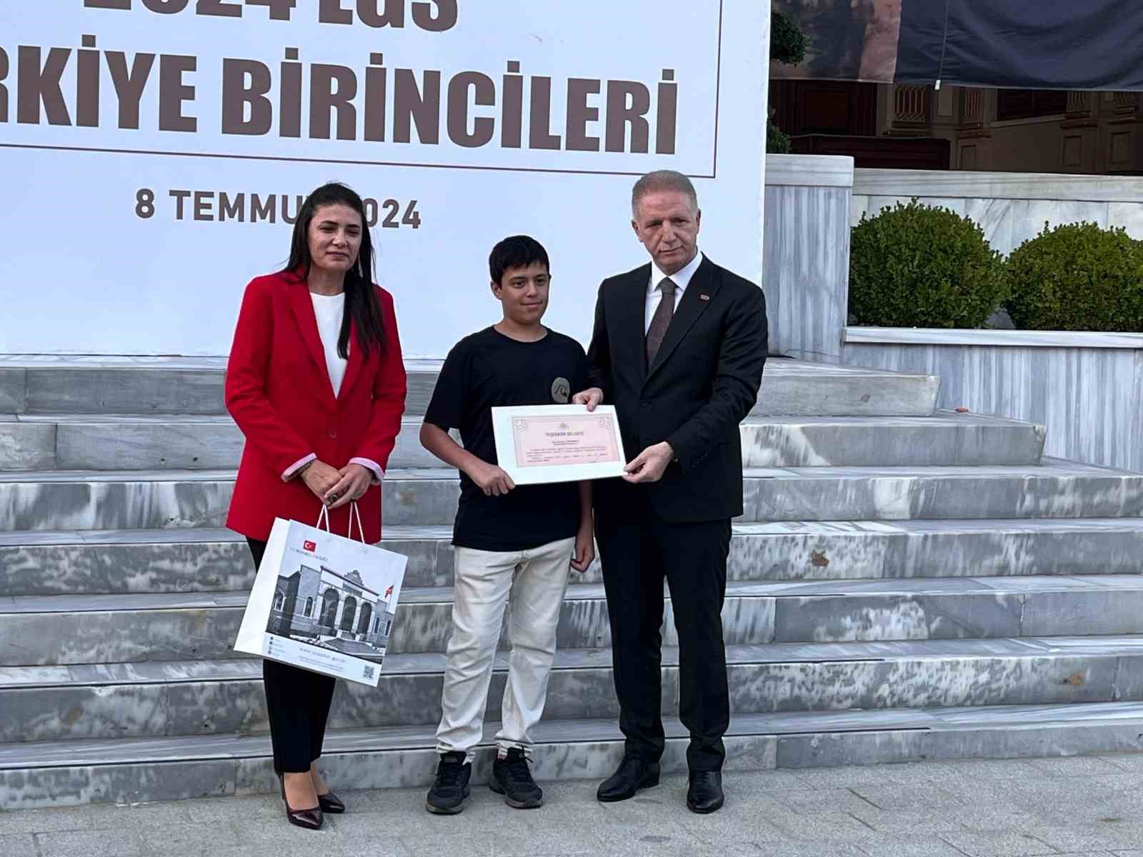 İstanbul Valisi Gül, LGS Türkiye birincilerini ağırladı
