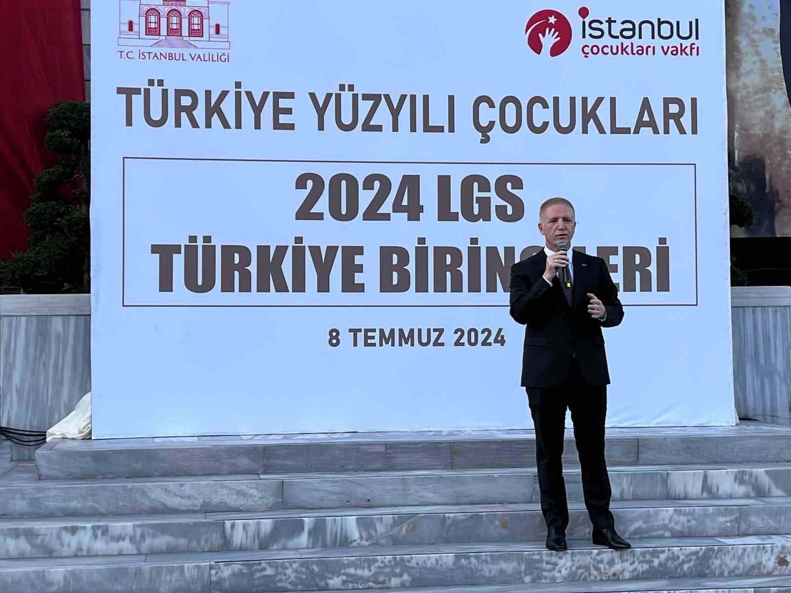 İstanbul Valisi Gül, LGS Türkiye birincilerini ağırladı
