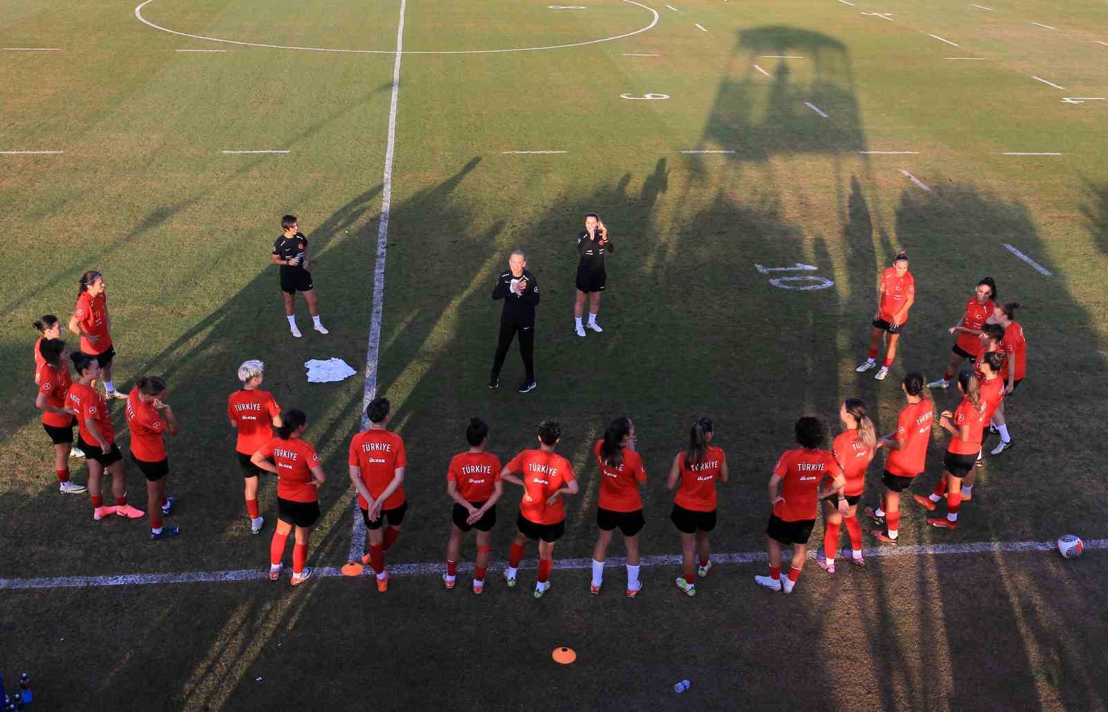 A Milli Kadın Futbol Takımı, İsviçre ve Macaristan maçları hazırlıklarını sürdürdü
