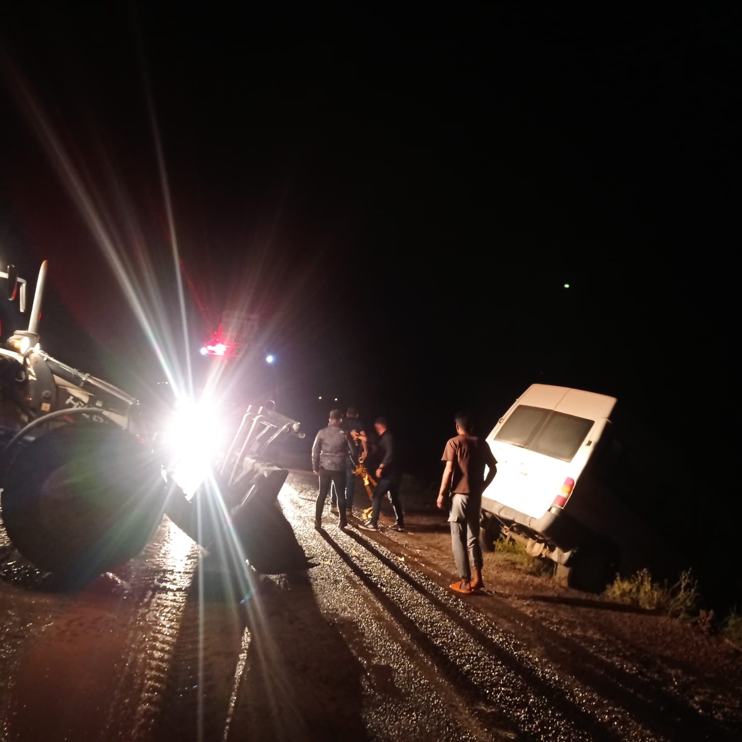 Özalp’ta sele kapılan minibüs devrildi: 3 yaralı
