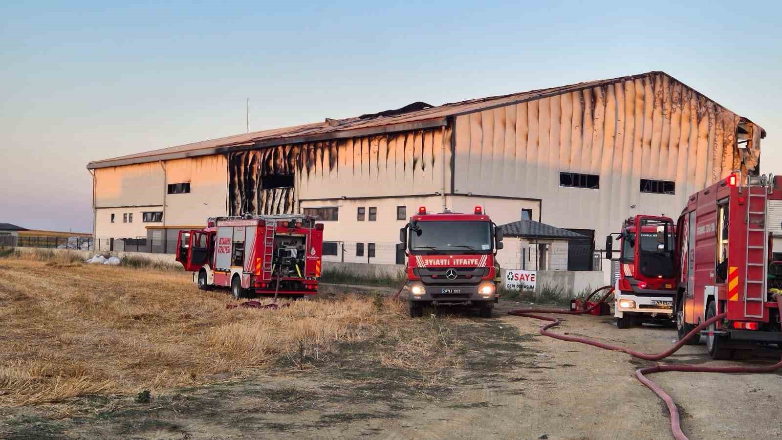 Silivri’de geri dönüşüm fabrikasında yangın
