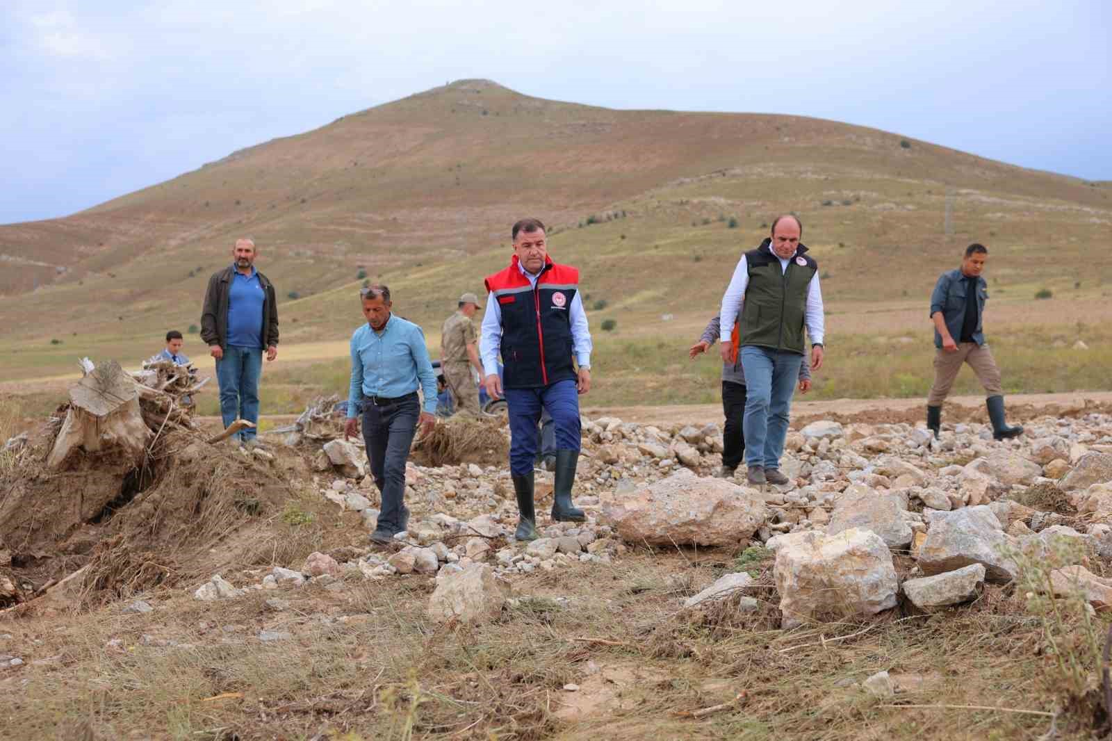 Vali Eldivan dolunun zarar verdiği ekili alanlarda incelemelerde bulundu
