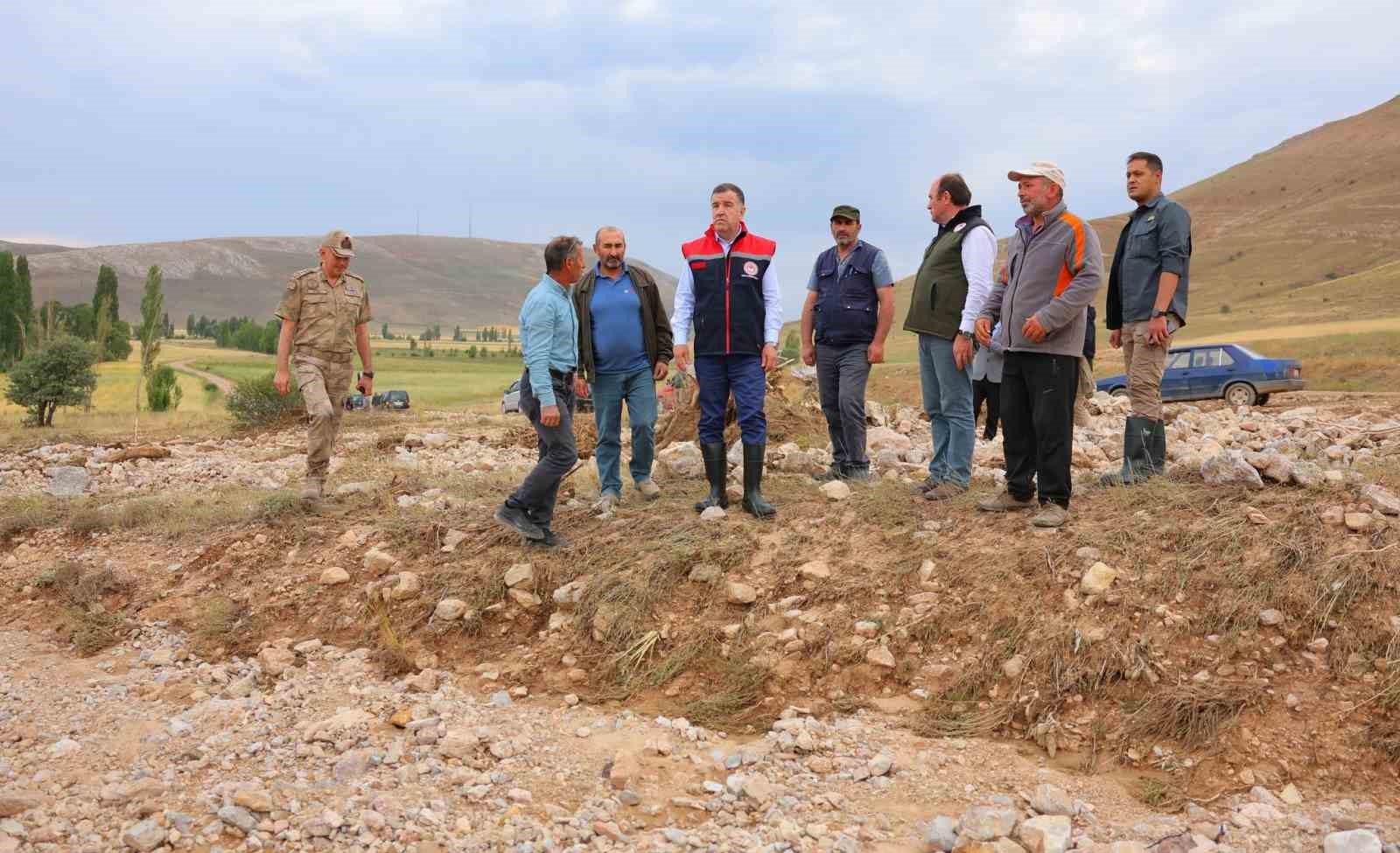 Vali Eldivan dolunun zarar verdiği ekili alanlarda incelemelerde bulundu
