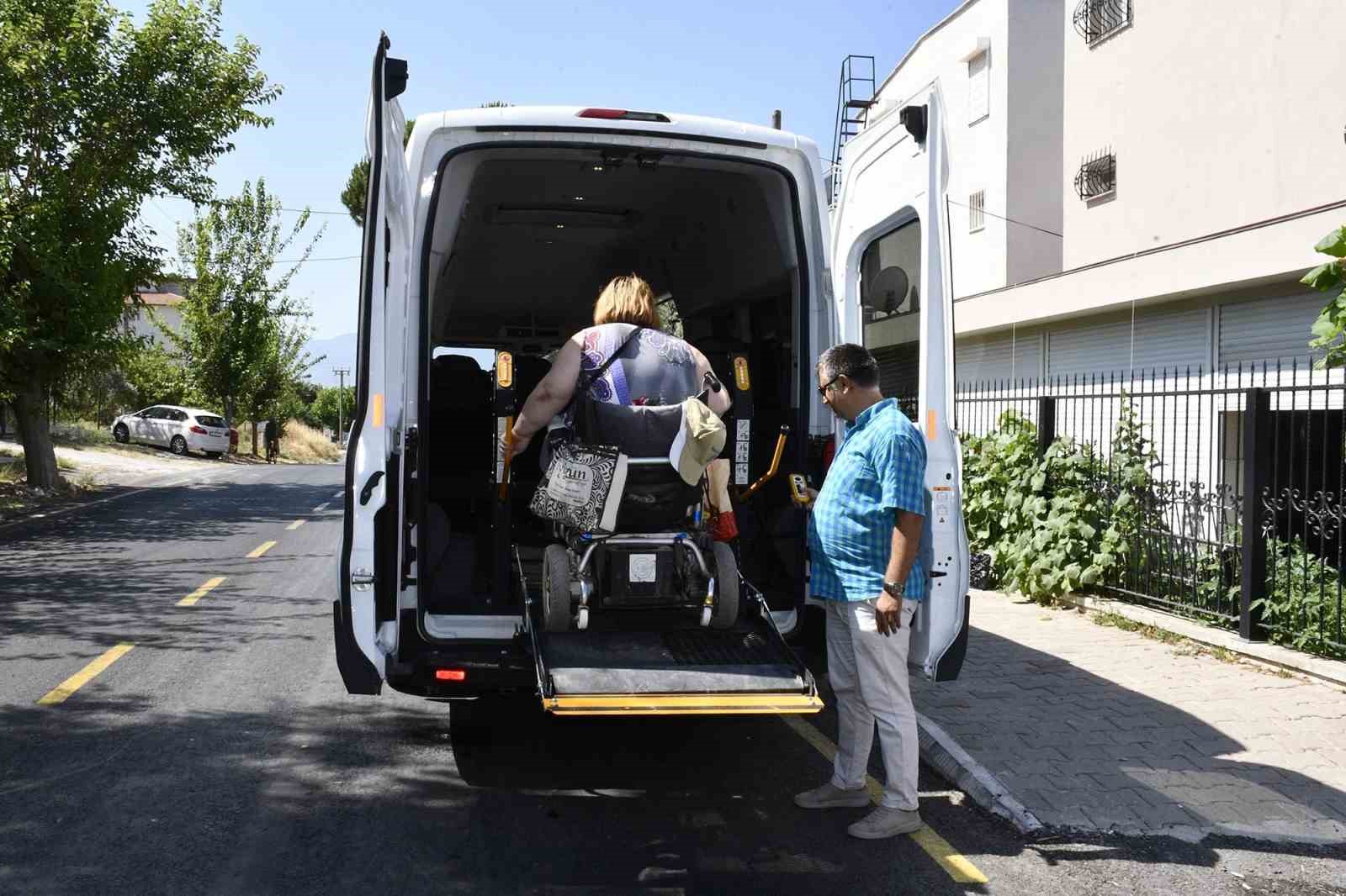 Kuşadası Belediyesi’nden engelli vatandaşlara ulaşım desteği
