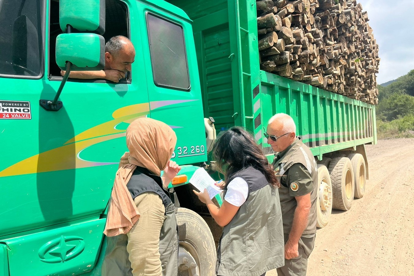 Akçakoca’da orman emvali taşıyan araçlar kontrol edildi
