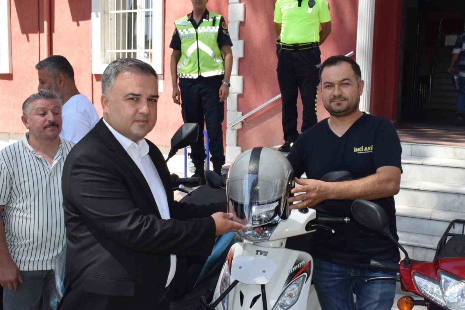 Bozdoğan’da motorculara kask dağıtımı sürüyor
