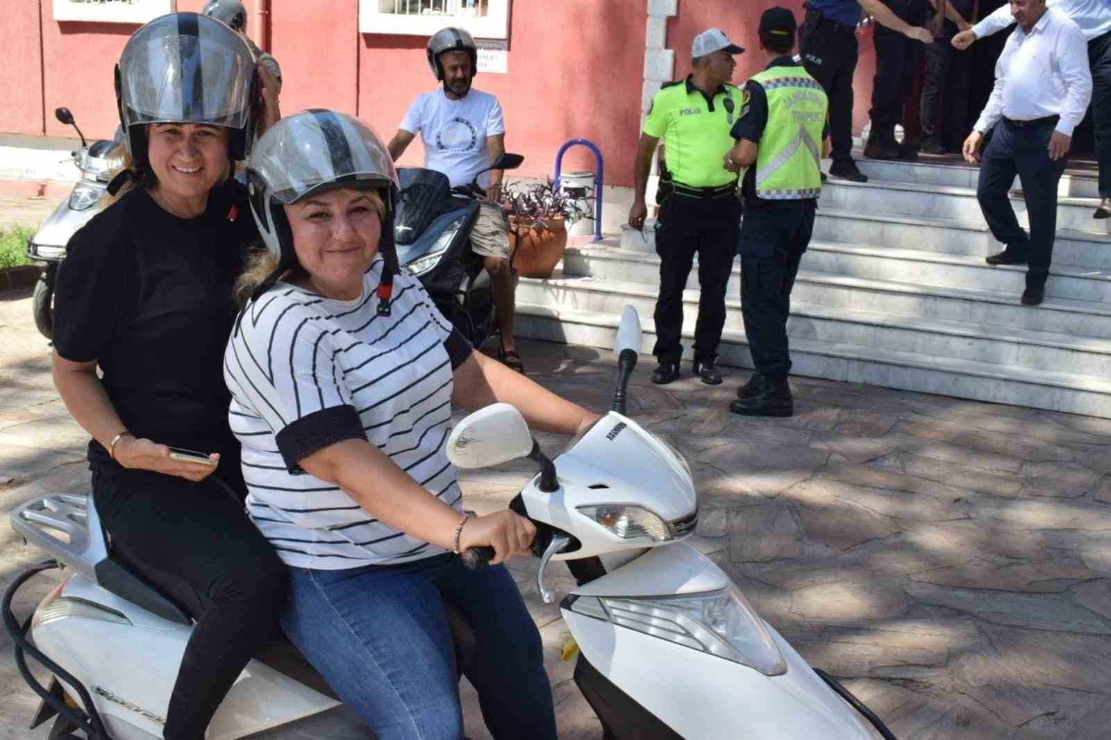 Bozdoğan’da motorculara kask dağıtımı sürüyor
