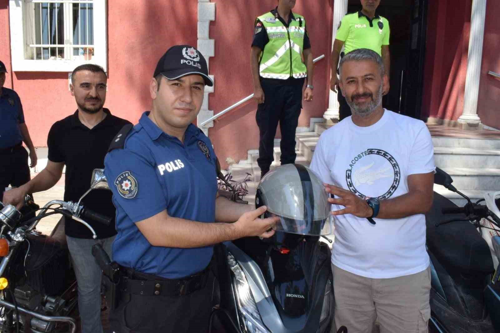 Bozdoğan’da motorculara kask dağıtımı sürüyor
