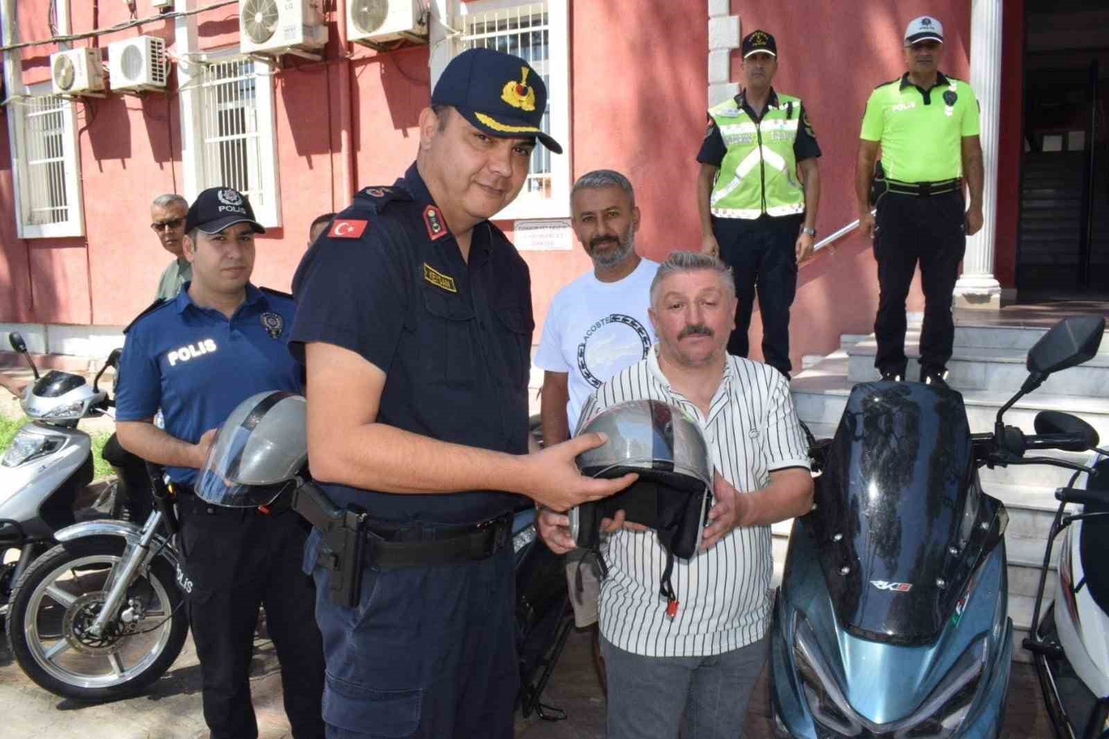 Bozdoğan’da motorculara kask dağıtımı sürüyor
