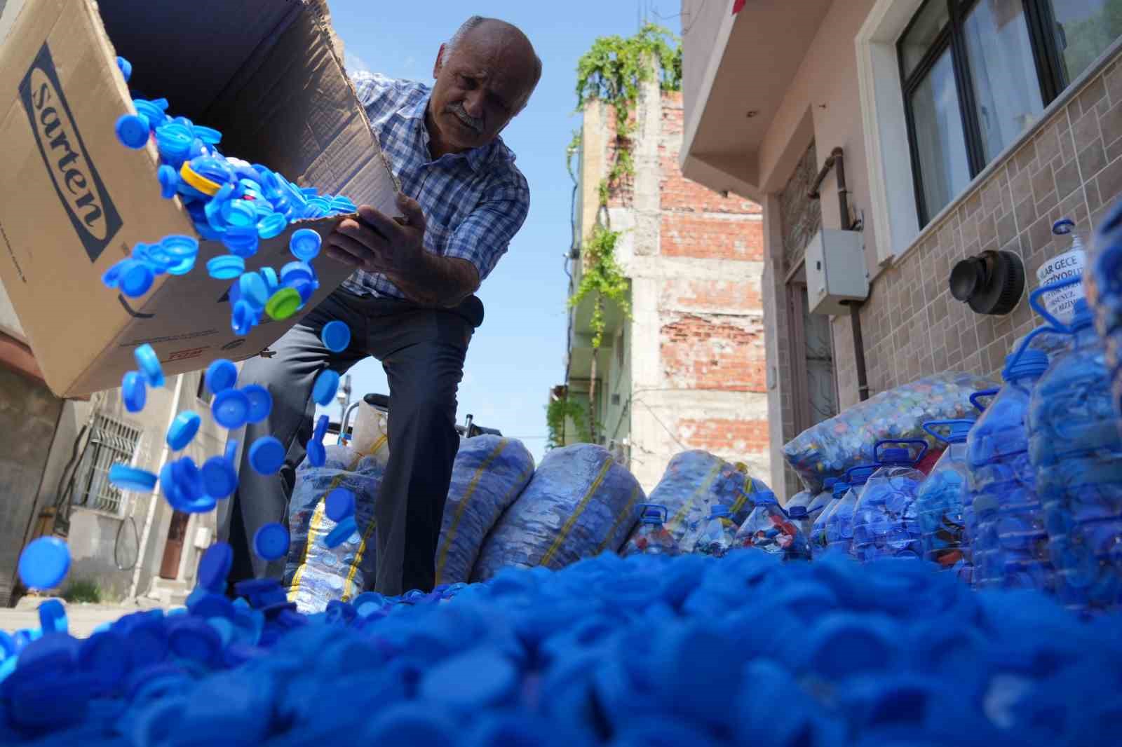 14 yılda 9 milyon kapak topladı, engellilere tekerlekli sandalye bağışladı
