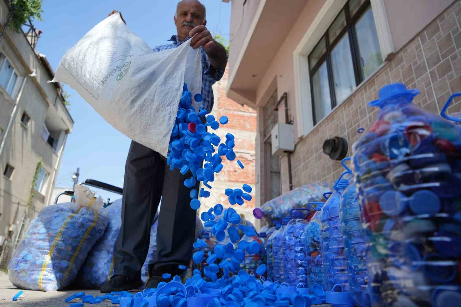 14 yılda 9 milyon kapak topladı, engellilere tekerlekli sandalye bağışladı
