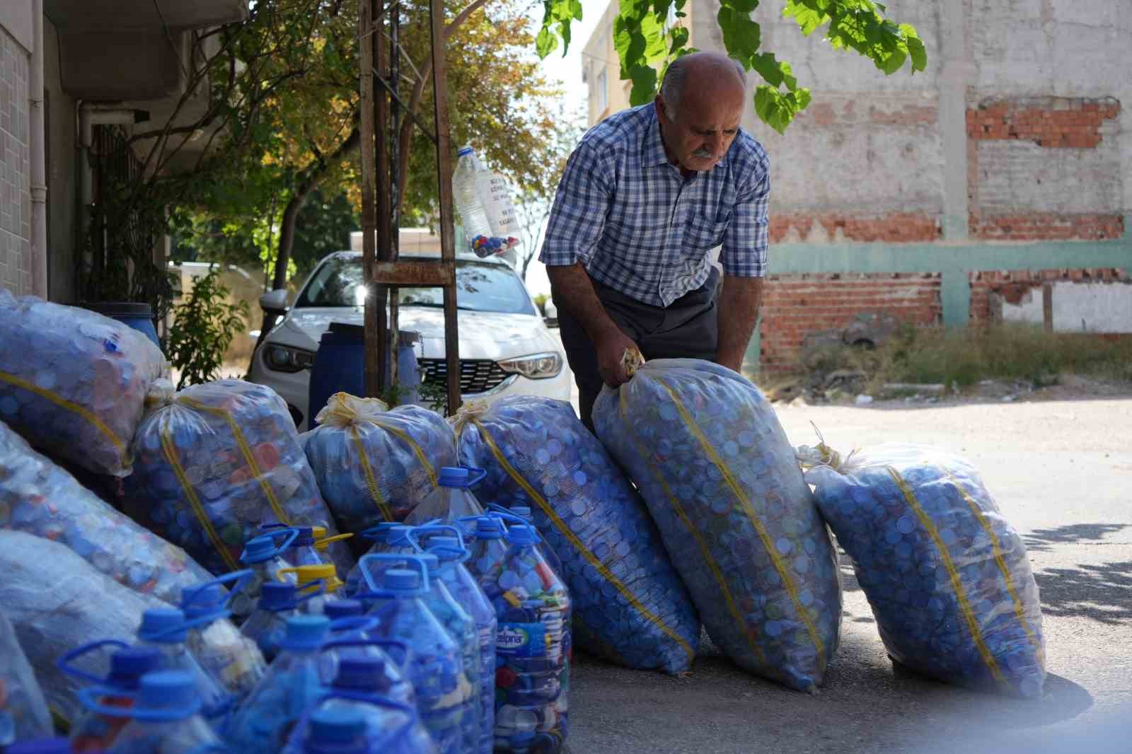 14 yılda 9 milyon kapak topladı, engellilere tekerlekli sandalye bağışladı
