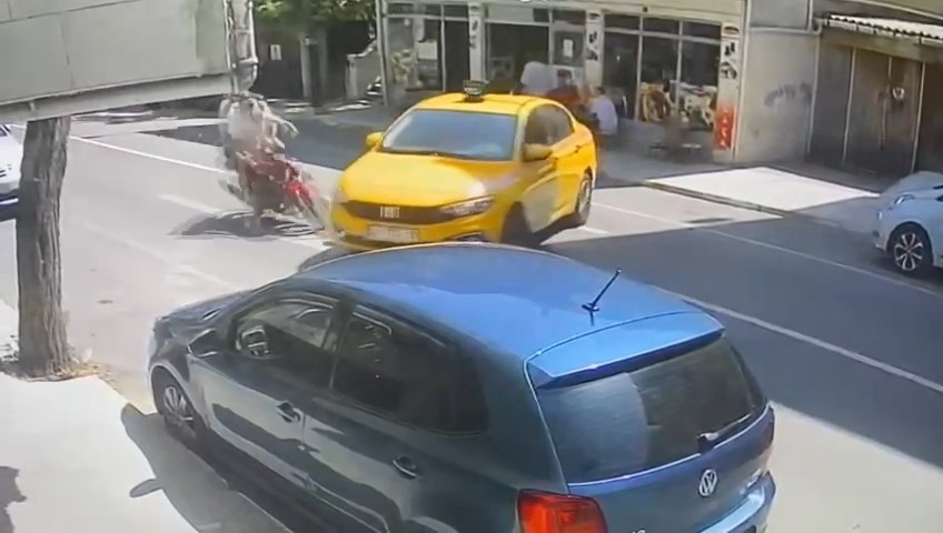 Pendik’te kontrolsüz dönüş yapan ticari taksi motosiklet ile çarpıştı
