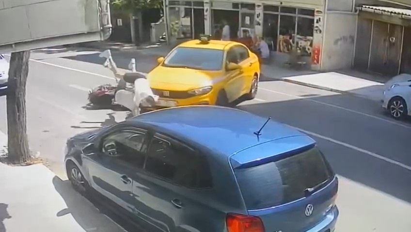 Pendik’te kontrolsüz dönüş yapan ticari taksi motosiklet ile çarpıştı
