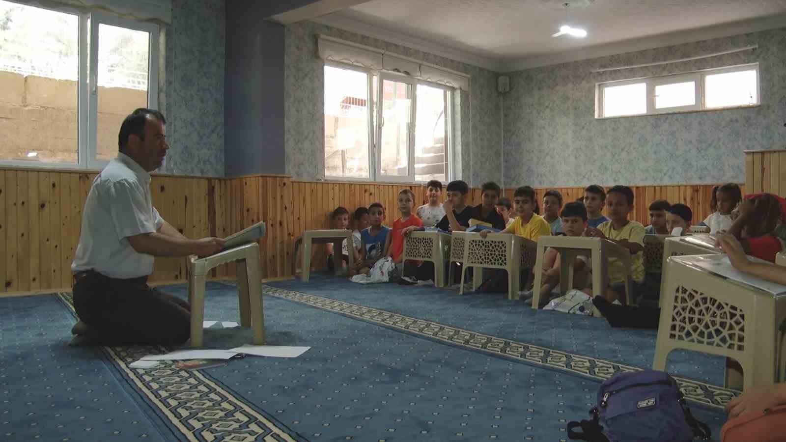 15 Temmuz Gazisi Bükecik: FETÖ veya buna benzer örgütlere çocuklarımızı kesinlikle kaptırmayız
