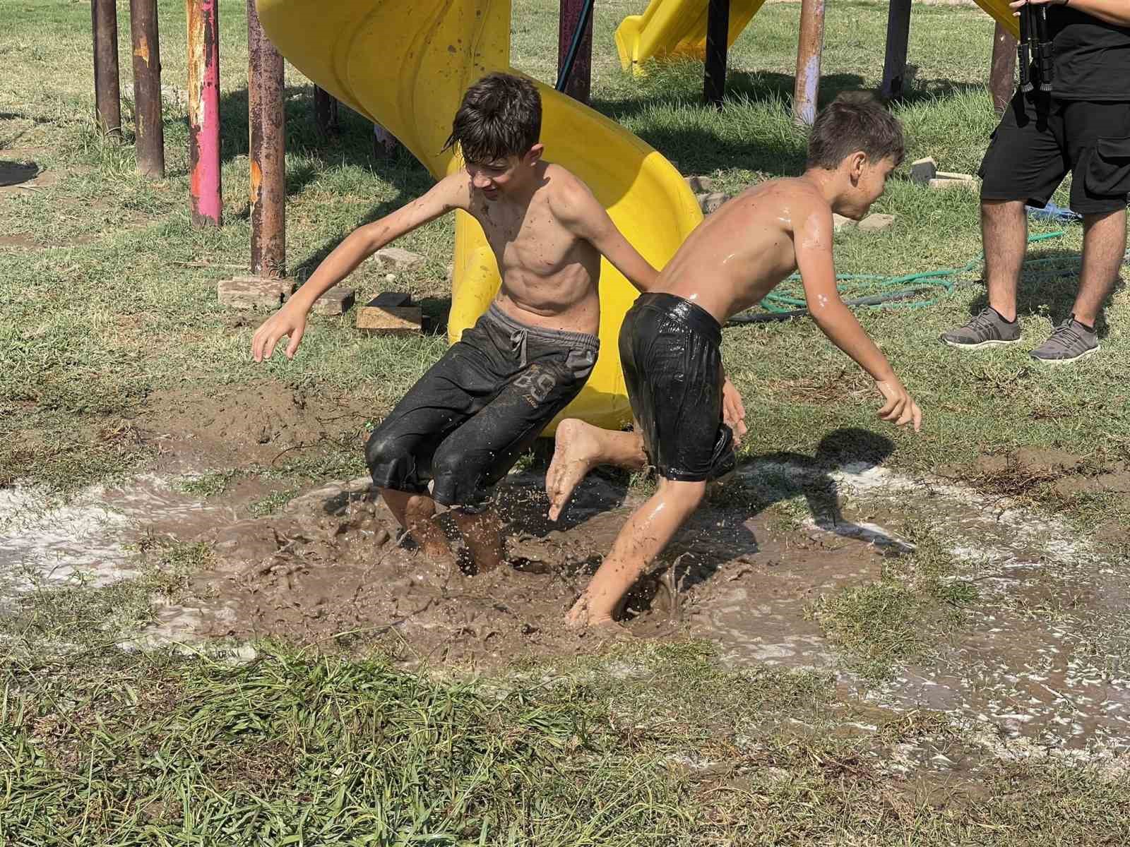 Oyun parkı kavurucu sıcakla birlikte aqua park oldu
