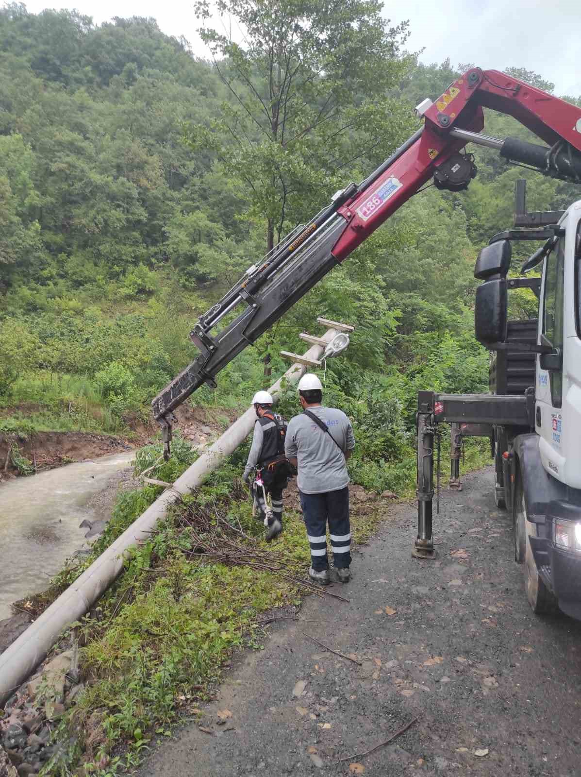 Sel kaynaklı enerji kesintileri giderildi
