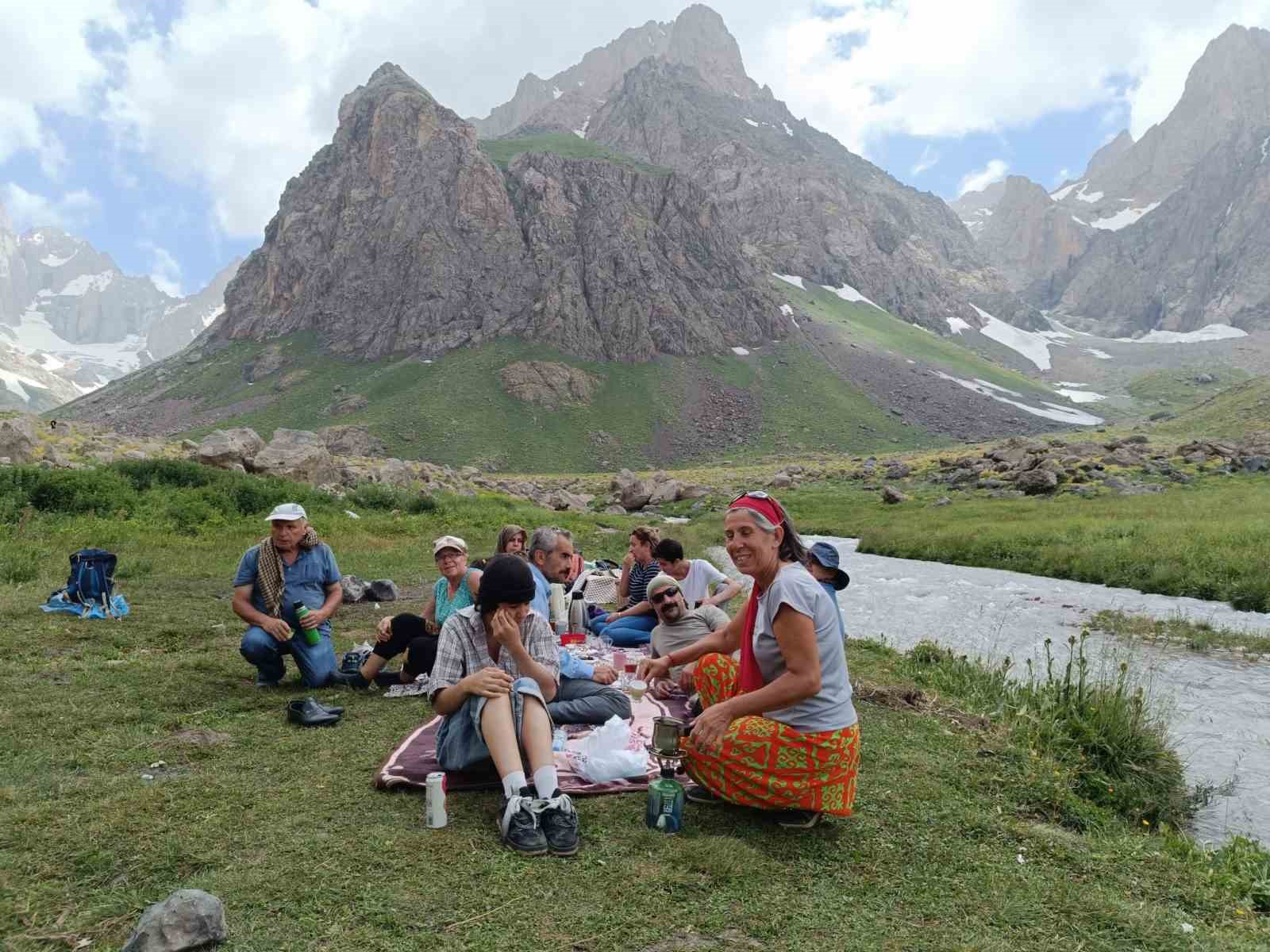 Yabancı ve yerli turistler Hakkari coğrafyasına hayran kaldı
