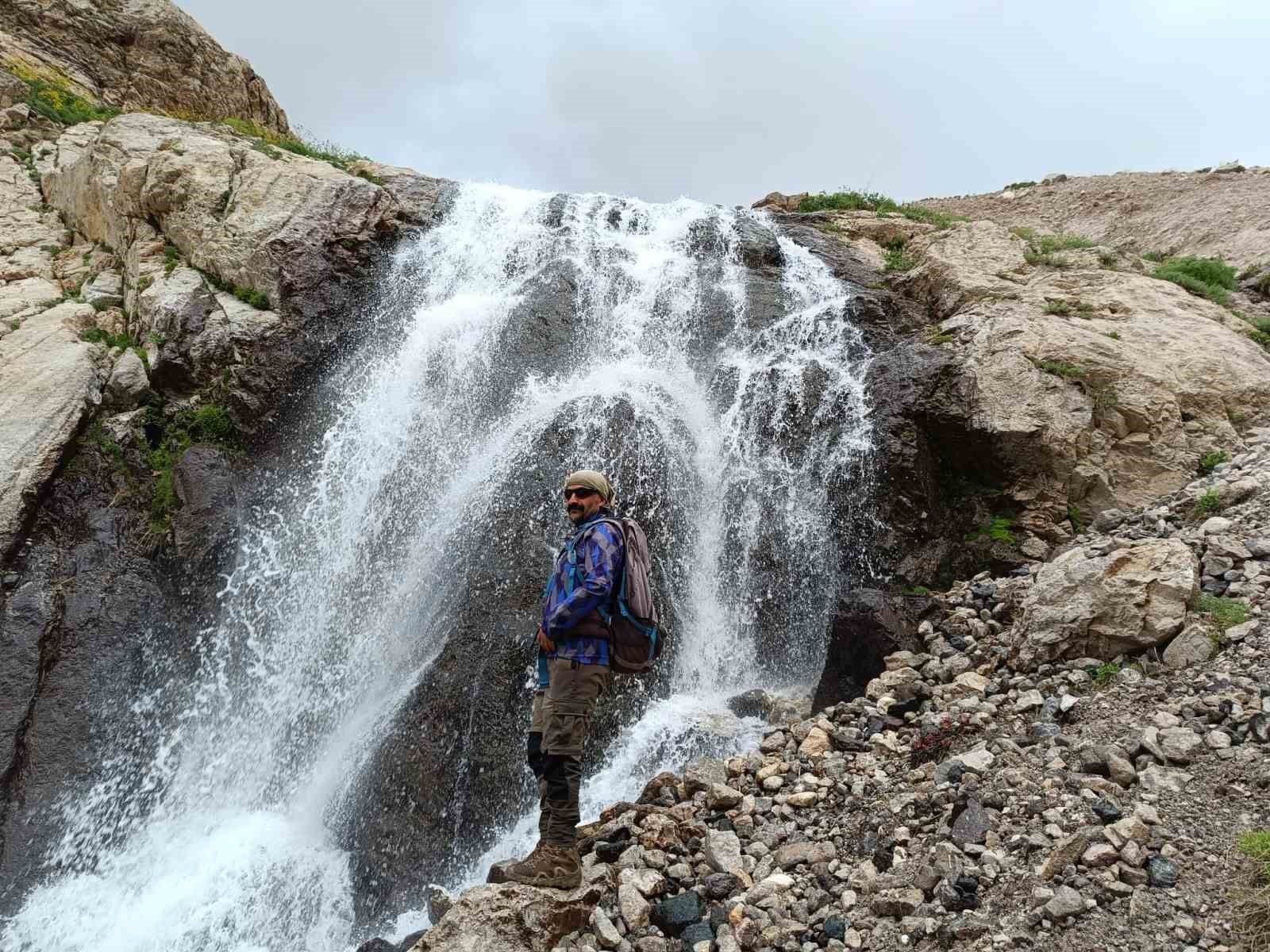 Yabancı ve yerli turistler Hakkari coğrafyasına hayran kaldı
