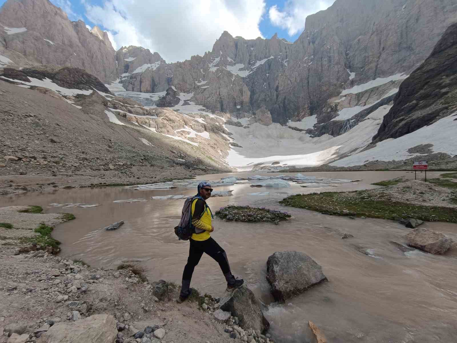 Yabancı ve yerli turistler Hakkari coğrafyasına hayran kaldı
