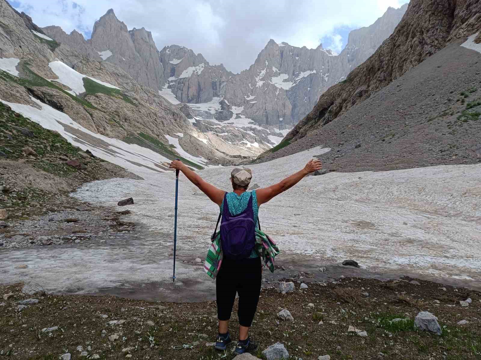 Yabancı ve yerli turistler Hakkari coğrafyasına hayran kaldı
