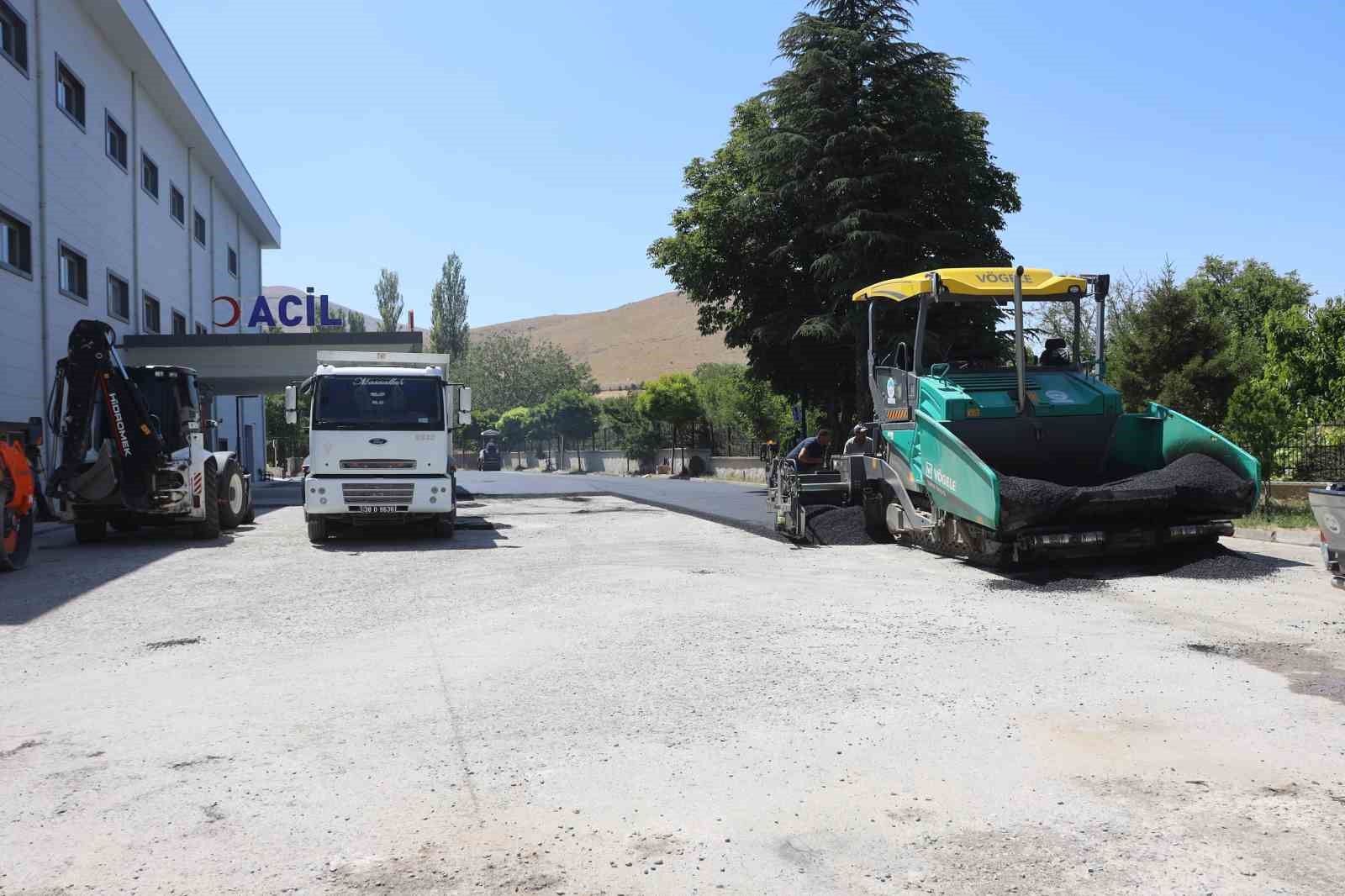 Yahyalı Belediyesi devlet hastanesi acil girişinde asfaltlama yaptı
