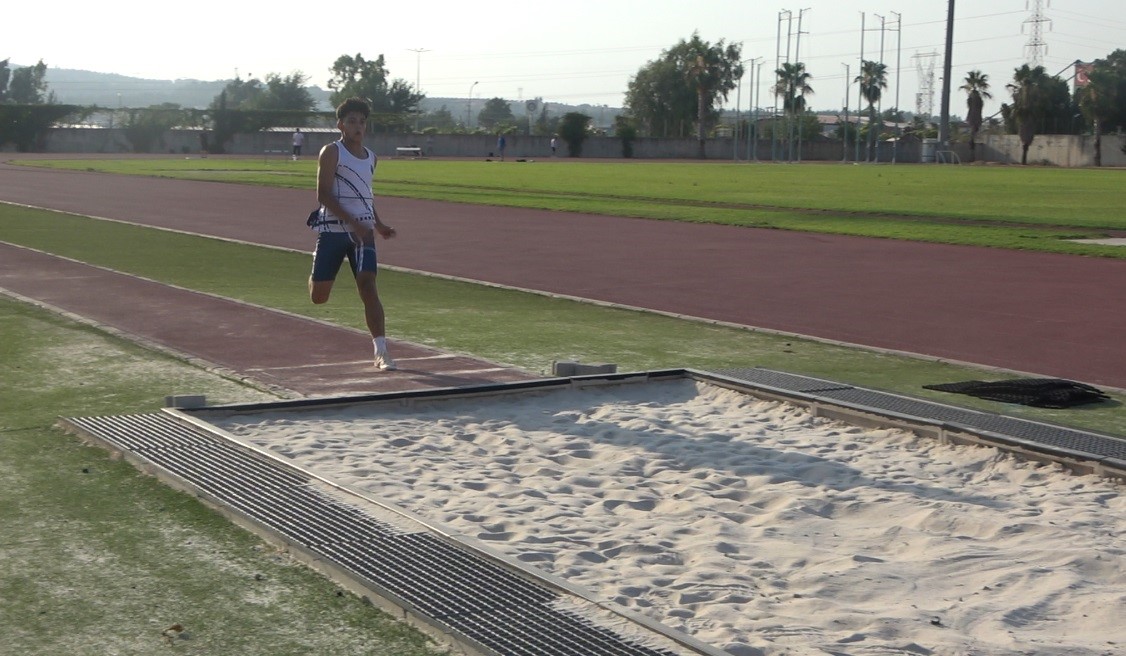 Depremzede sporcu, park ve ormandan madalyaya uzandı
