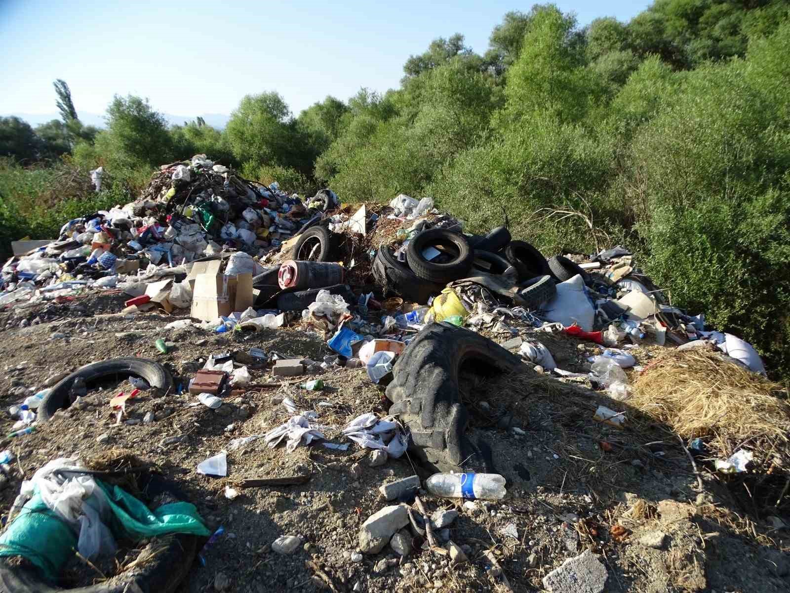 Hisarcık Belediyesi’ne Koca Çay kenarında korkutan kirlilik eleştirisi
