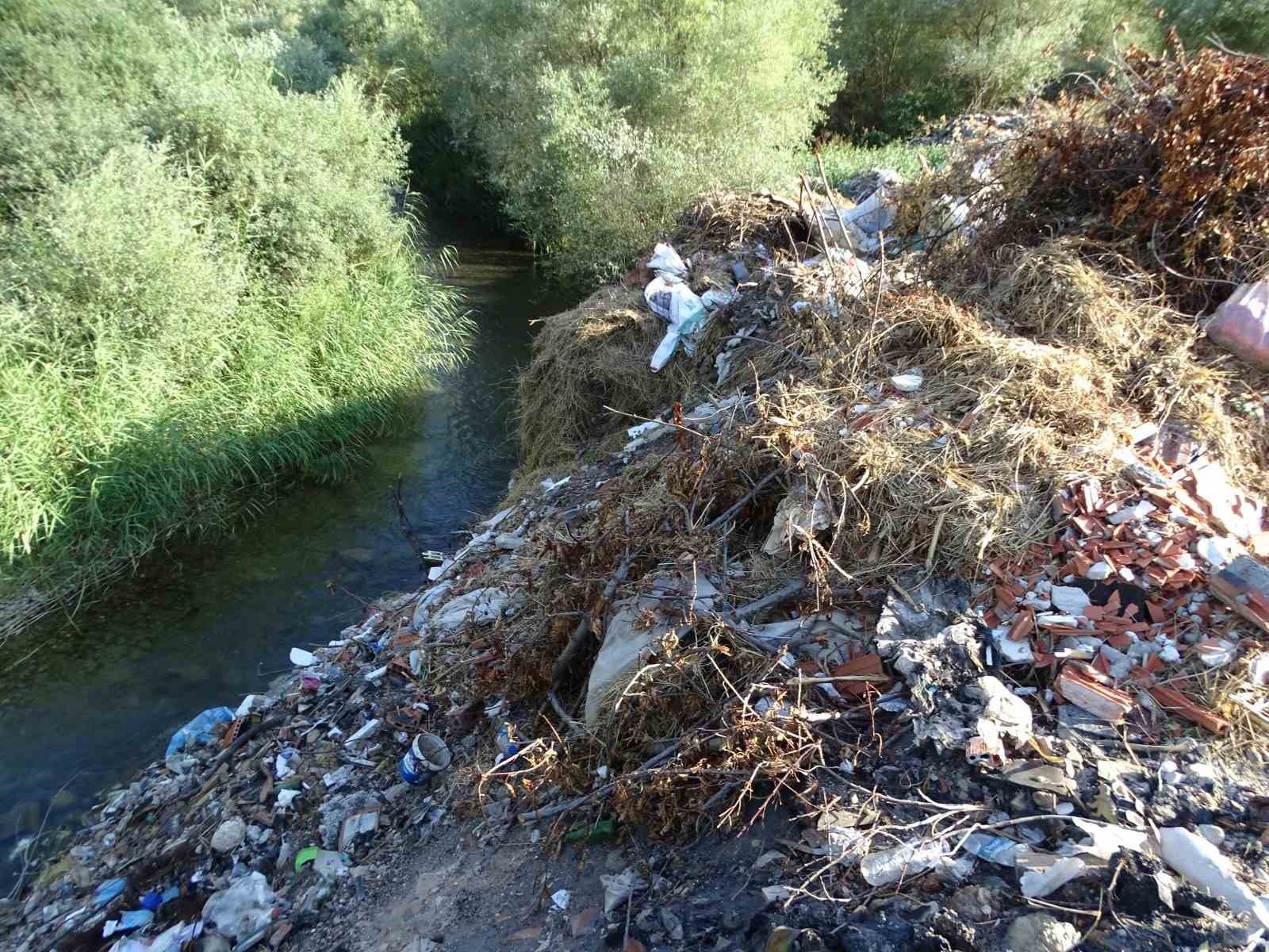 Hisarcık Belediyesi’ne Koca Çay kenarında korkutan kirlilik eleştirisi
