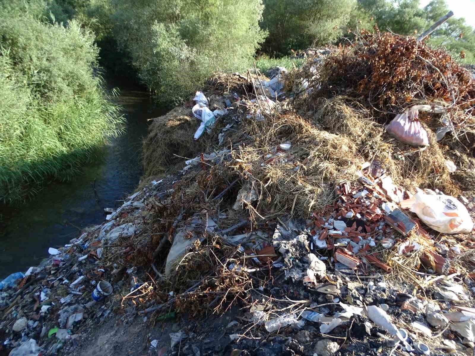 Hisarcık Belediyesi’ne Koca Çay kenarında korkutan kirlilik eleştirisi
