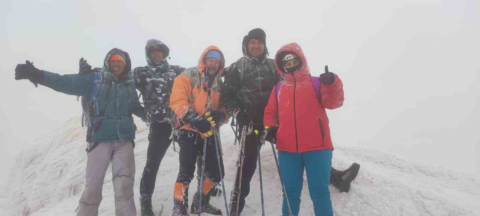 Nöroloji uzmanları, dondurucu soğuğa rağmen zirve tırmanışını tamamladı
