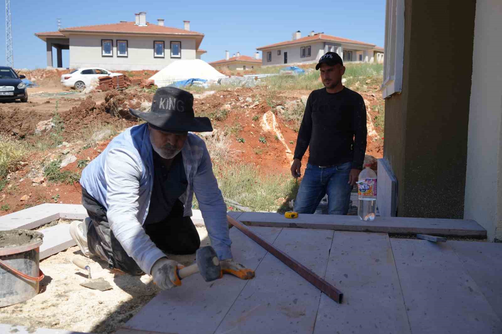 Kilis’te depremzedeler için yapılan köy konutlarının inşası sürüyor
