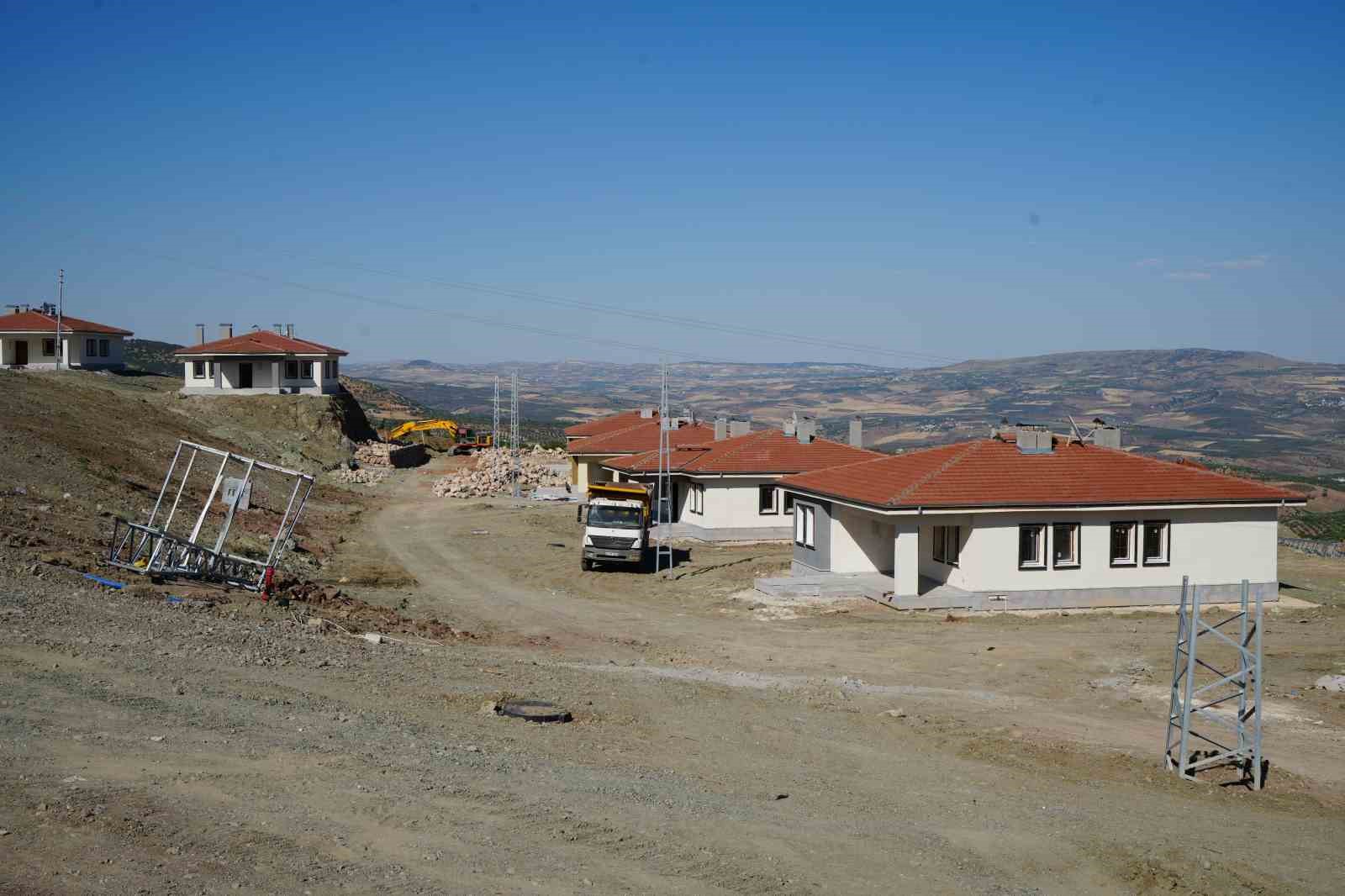 Kilis’te depremzedeler için yapılan köy konutlarının inşası sürüyor
