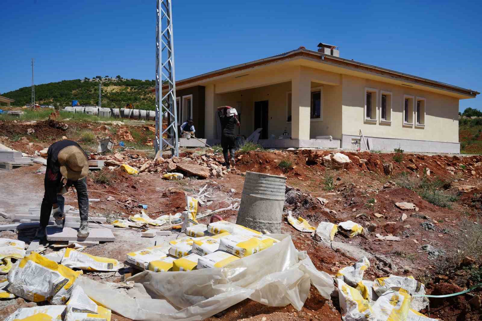 Kilis’te depremzedeler için yapılan köy konutlarının inşası sürüyor
