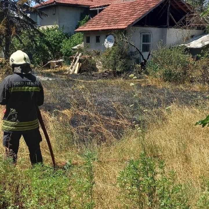 Kuru otlar alev alev yandı, erken müdahale faciayı önledi
