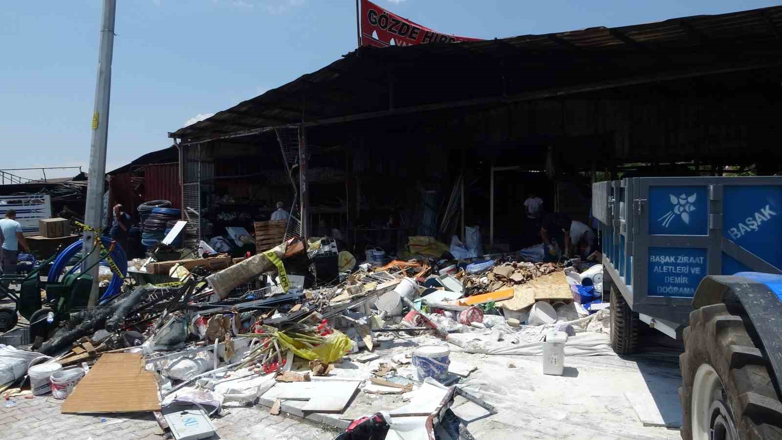 Malatya’da yangının vurduğu esnaf geriye kalan sağlam mallarını kurtarmaya çalışıyor
