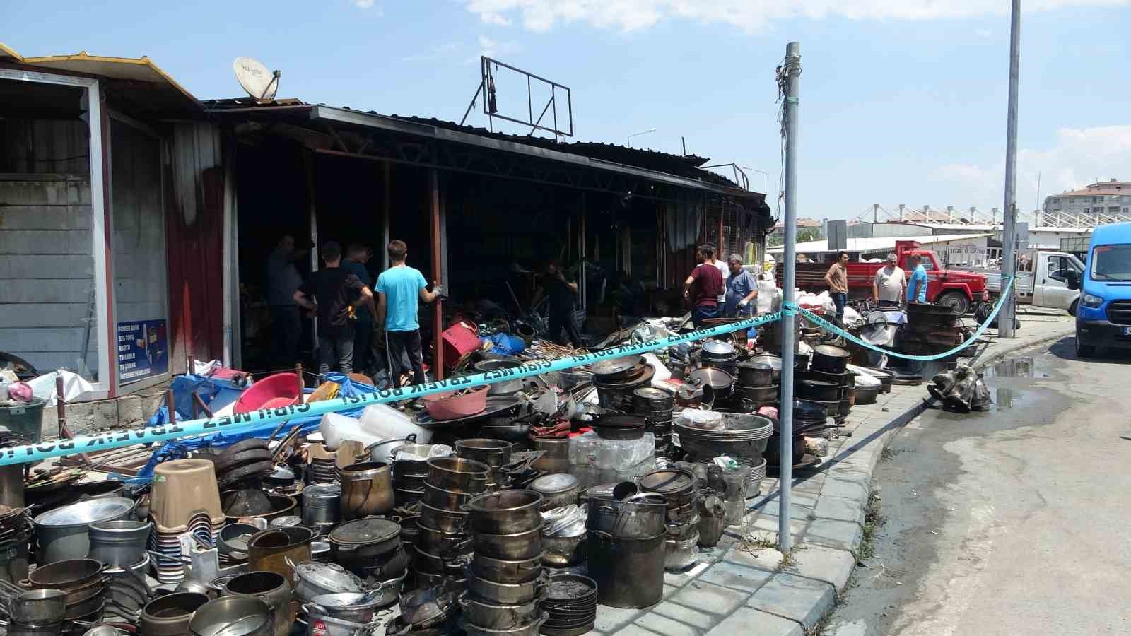 Malatya’da yangının vurduğu esnaf geriye kalan sağlam mallarını kurtarmaya çalışıyor
