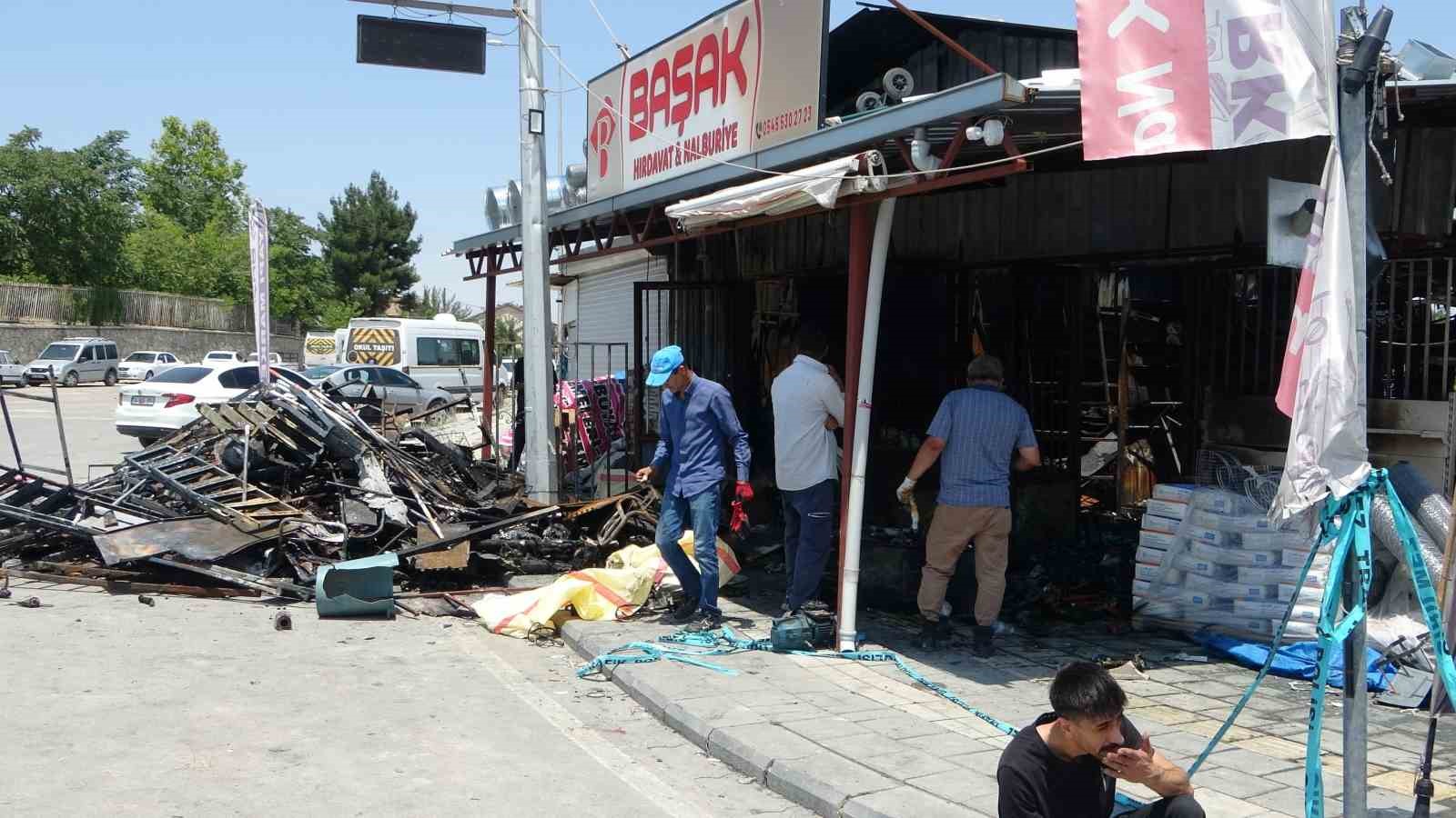 Malatya’da yangının vurduğu esnaf geriye kalan sağlam mallarını kurtarmaya çalışıyor
